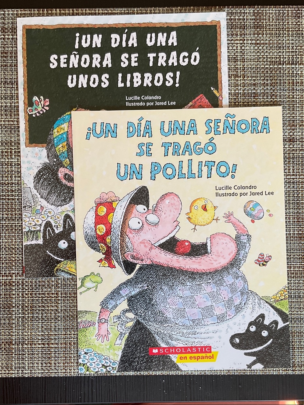2 Scholastic Spanish Children's Books, NWT